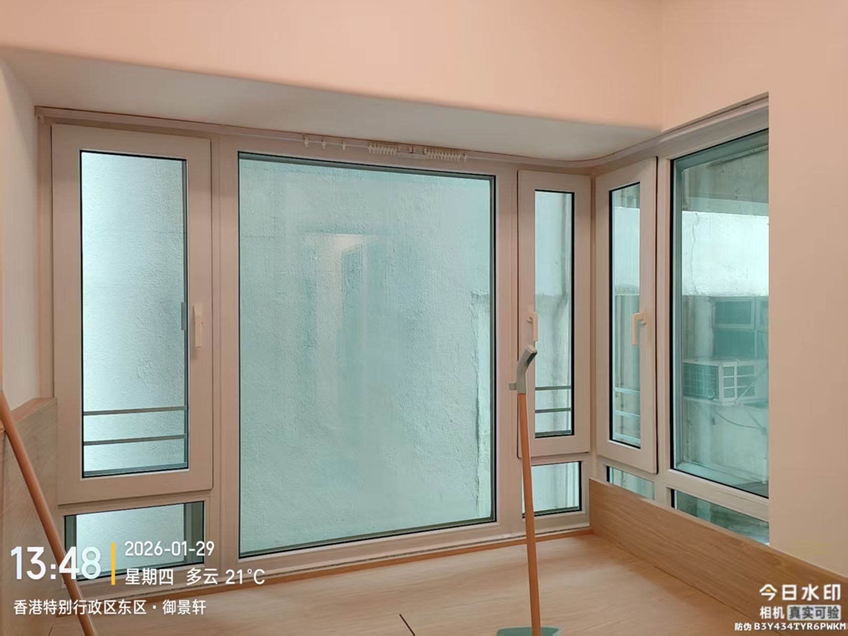 轉角位置的白色窗組，包含固定玻璃及開啟中的窗扇。